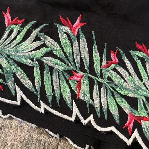 Show Me Your MuMu High Waist Black and embroidered Shorts - medium - NWT - Picture 3 of 6